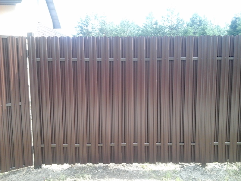 Забор из металлического штакетника